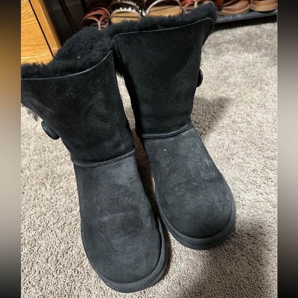 Women’s Bailey button uggs. Size 8, black.